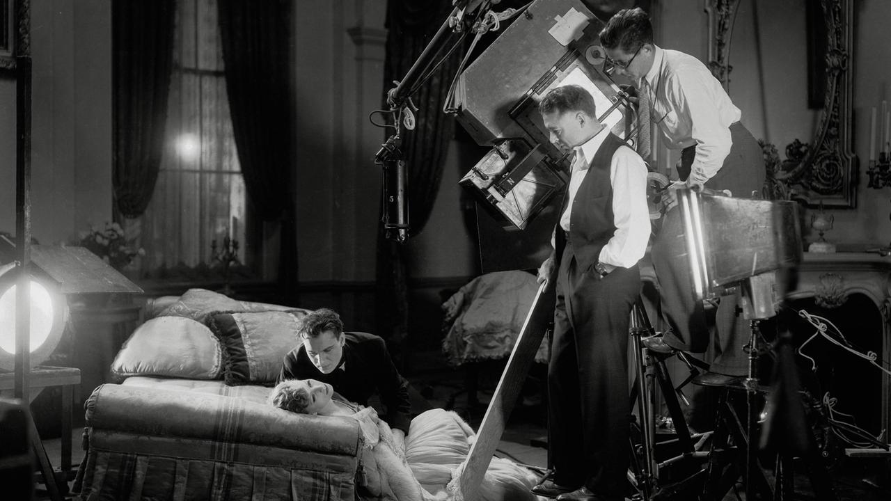 Greta Garbo, Gavin Gordon und Regisseur Clarence Brown bei Dreharbeiten