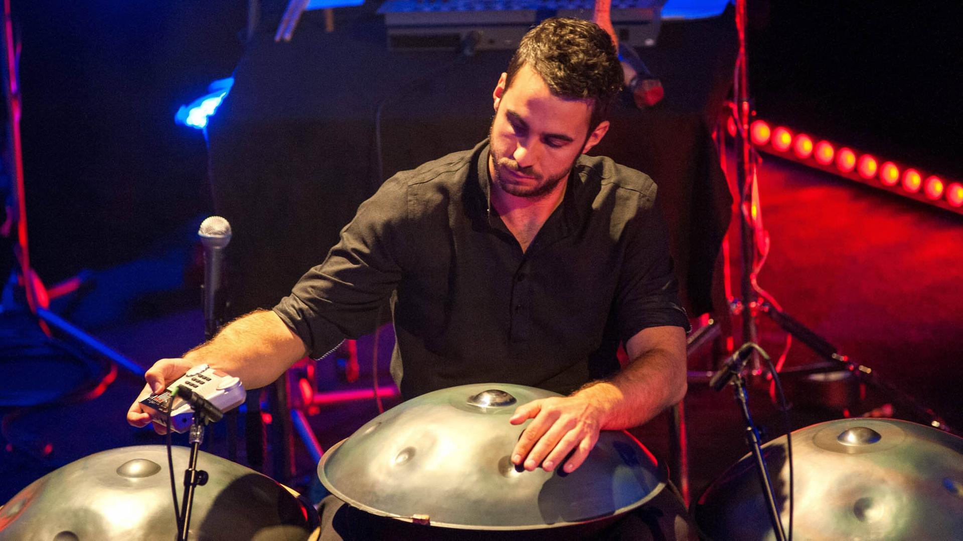 Hang-Spieler Manu Delago beim Sommerkonzert-Festival Kulturarena im Volksbad Jena im Jahr 2014