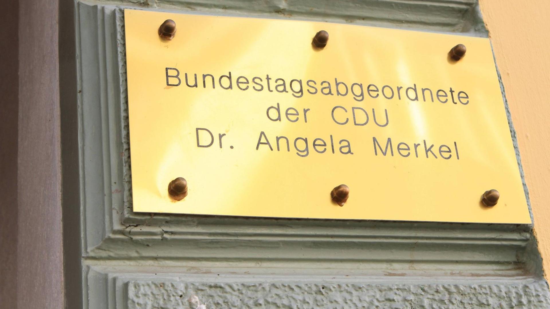 Schild mit der Aufschrift "Bundestagsabgeordnete der CDU Dr. Angela Merkel"