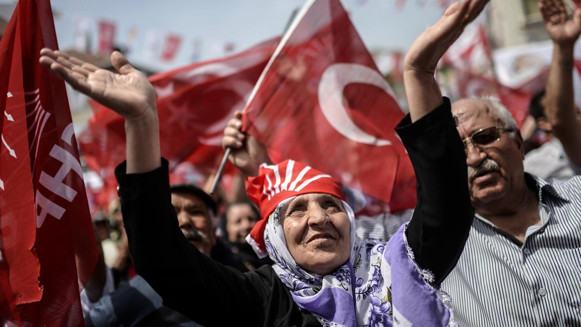 Anhänger der größten türkischen Oppositionspartei CHP feuern ihren Spitzenkandidaten während einer Wahlkundgebung in Istanbul an.