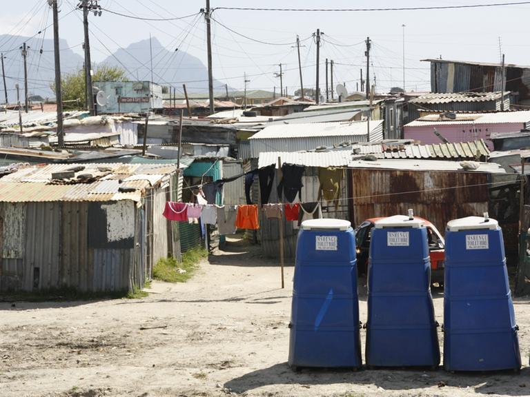 Öffentliche Toiletten stehen im Township Khayelitsha am Rande von Kapstadt