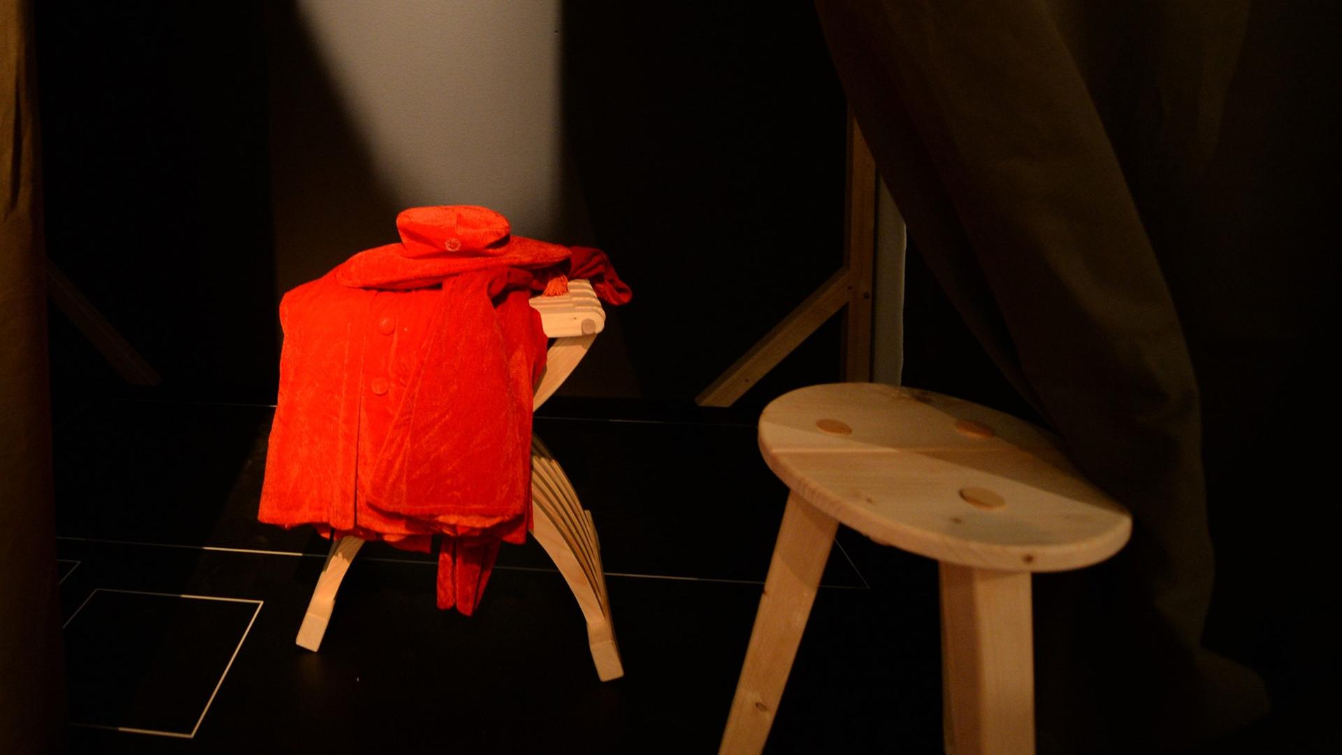 Ein rotes Gewand ist am 25.04.2014 in Konstanz am Bodensee (Baden-Württemberg) im Konzilgebäude in der Ausstellung zum Konstanzer Konzil in einem Nachbau eines Konklavenzimmer zu sehen.
