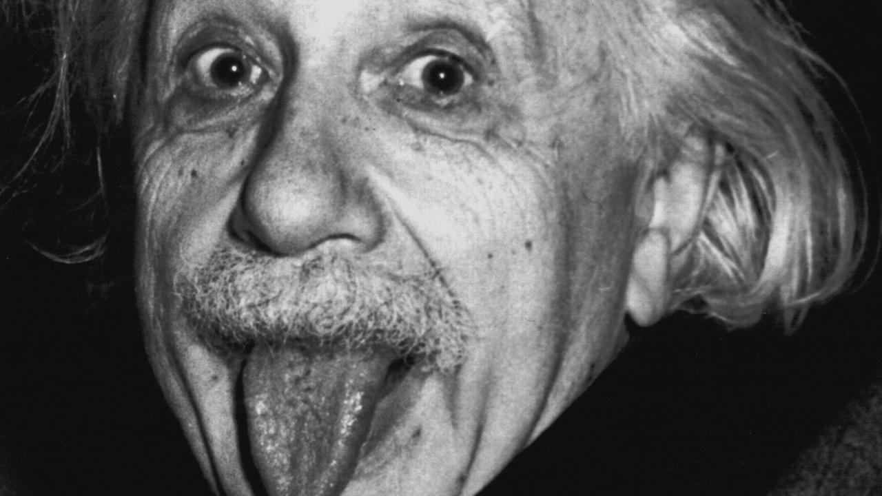 Der Physiker Albert Einstein streckt die Zunge heraus.