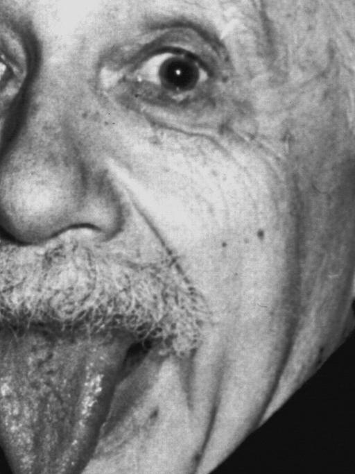 Der Physiker Albert Einstein streckt am 14.03.1951, an seinem 72. Geburtstag, die Zunge heraus.