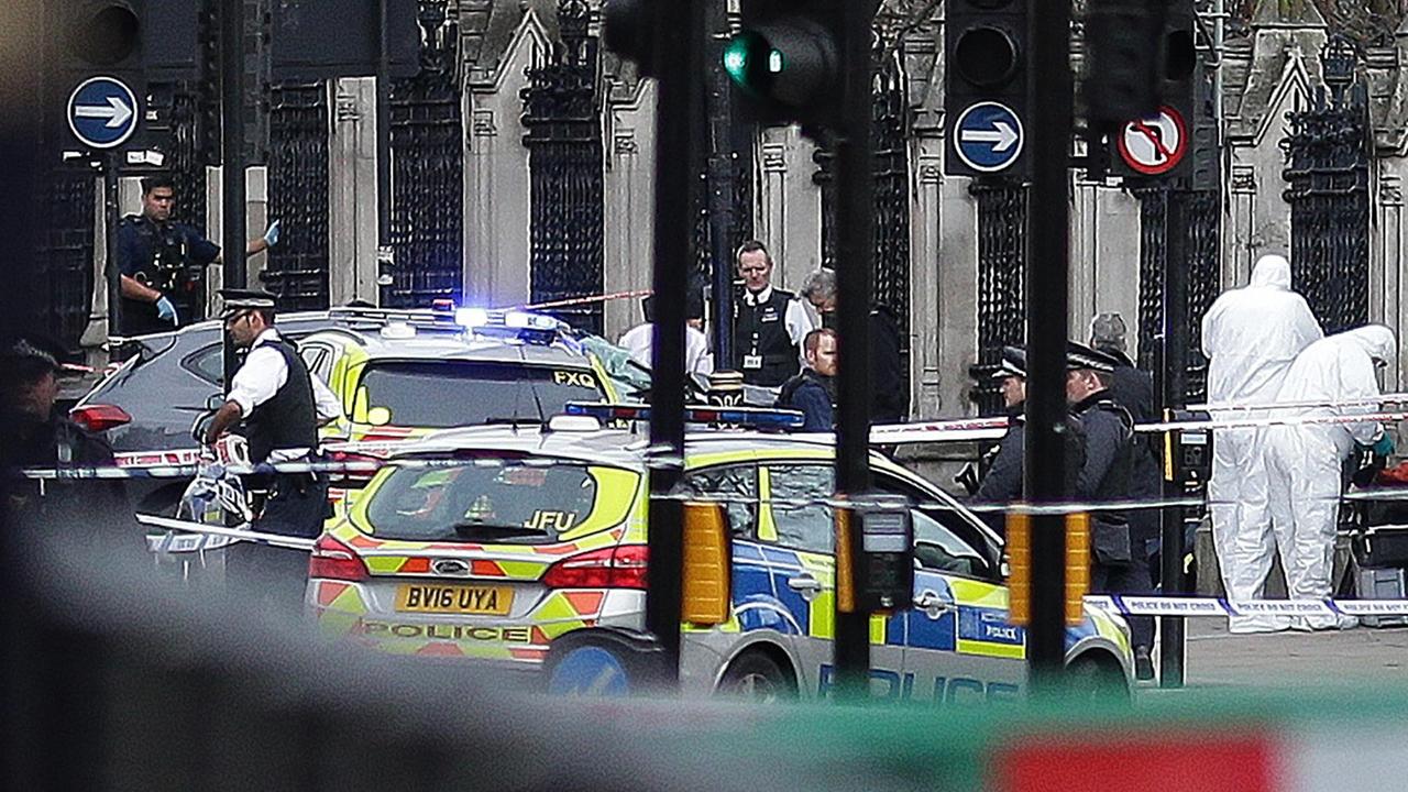 Sicherheitskräfte und Forensiker vor dem Parlament in London.