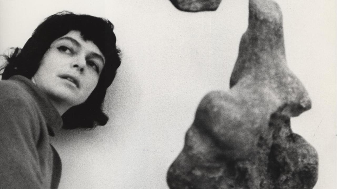 Alina Szapocznikow mit ihrer Arbeit Naga [Nackt], 1961