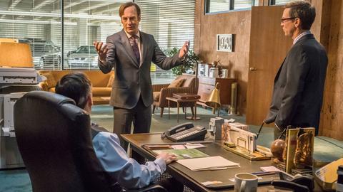 Die Schauspieler Bob Odenkirk (m), Andrew Friedman, Michel Naughton in einer Folge der Serie "Better call Saul".