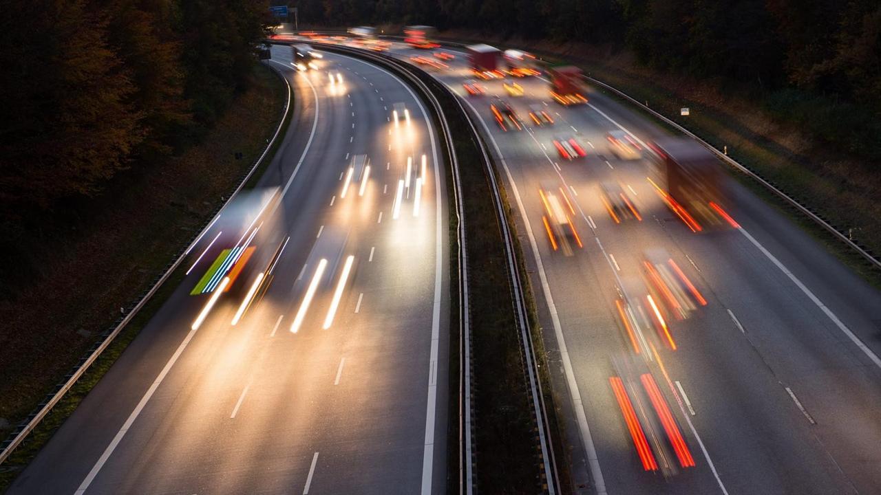 Fahrzeuge fahren in Hamburg über die Autobahn 7.