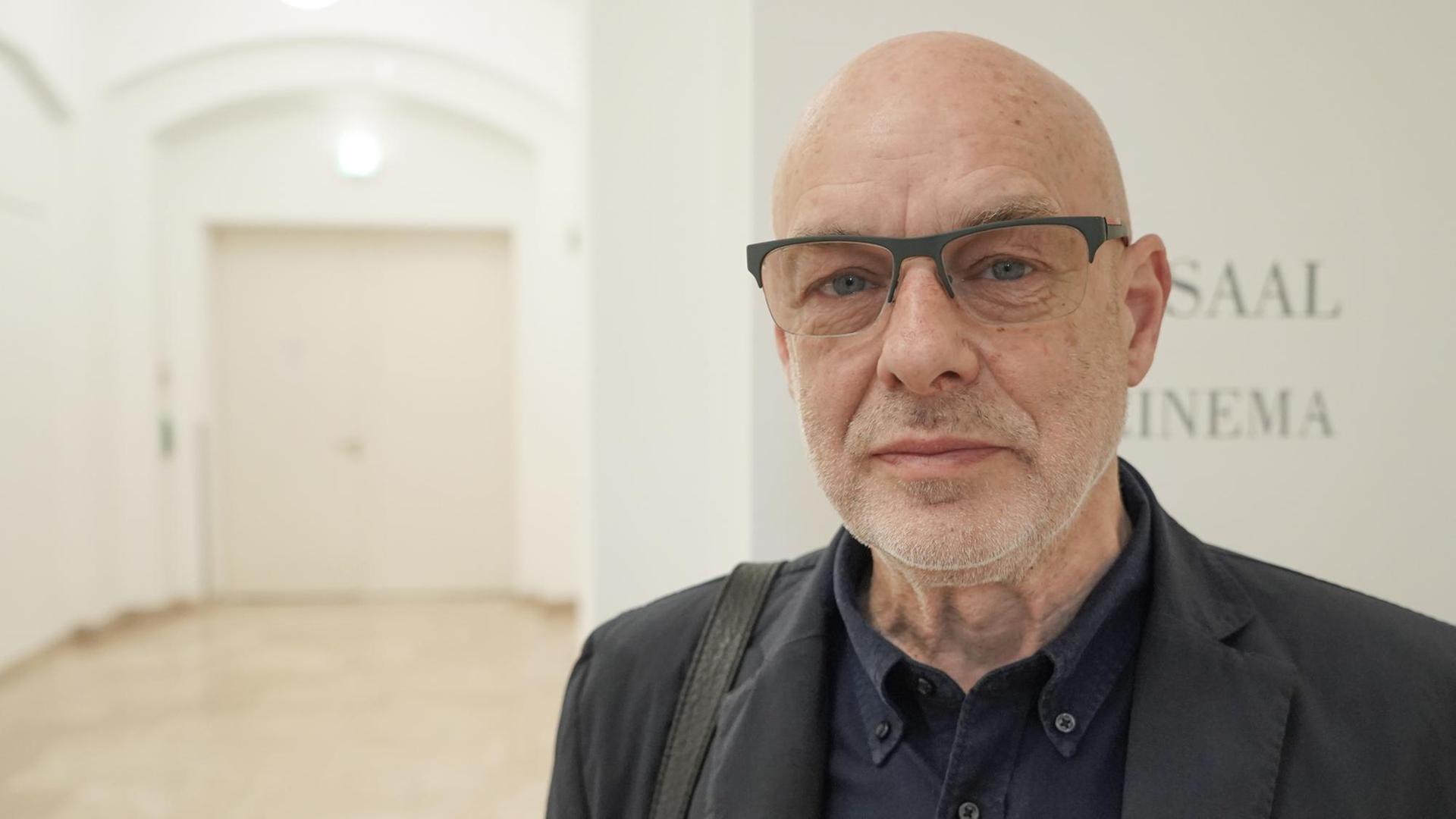 Der Musiker und Klangkünstler Brian Eno bei der Vorstellung der Installation "Empty Formalism" im Martin-Gropius-Bau.