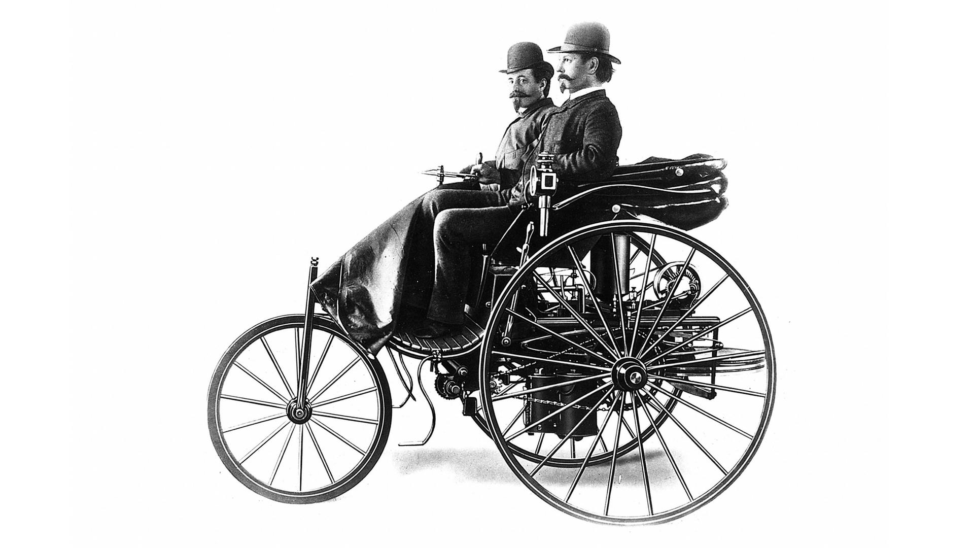 Historische Fotografie: Der Erfinder des Automobils, Carl Benz in seinem dreirädrigen Vehikel mit Verbrennungsmotor aus dem Jahr 1886