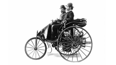 Historische Fotografie: Der Erfinder des Automobils, Carl Benz in seinem dreirädrigen Vehikel mit Verbrennungsmotor aus dem Jahr 1886