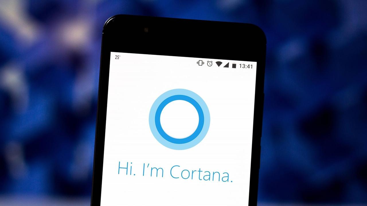 Ein Handybildschirm mit einem blauen Kreis darauf und dem Schriftzug "Hi. I’m Cortana."