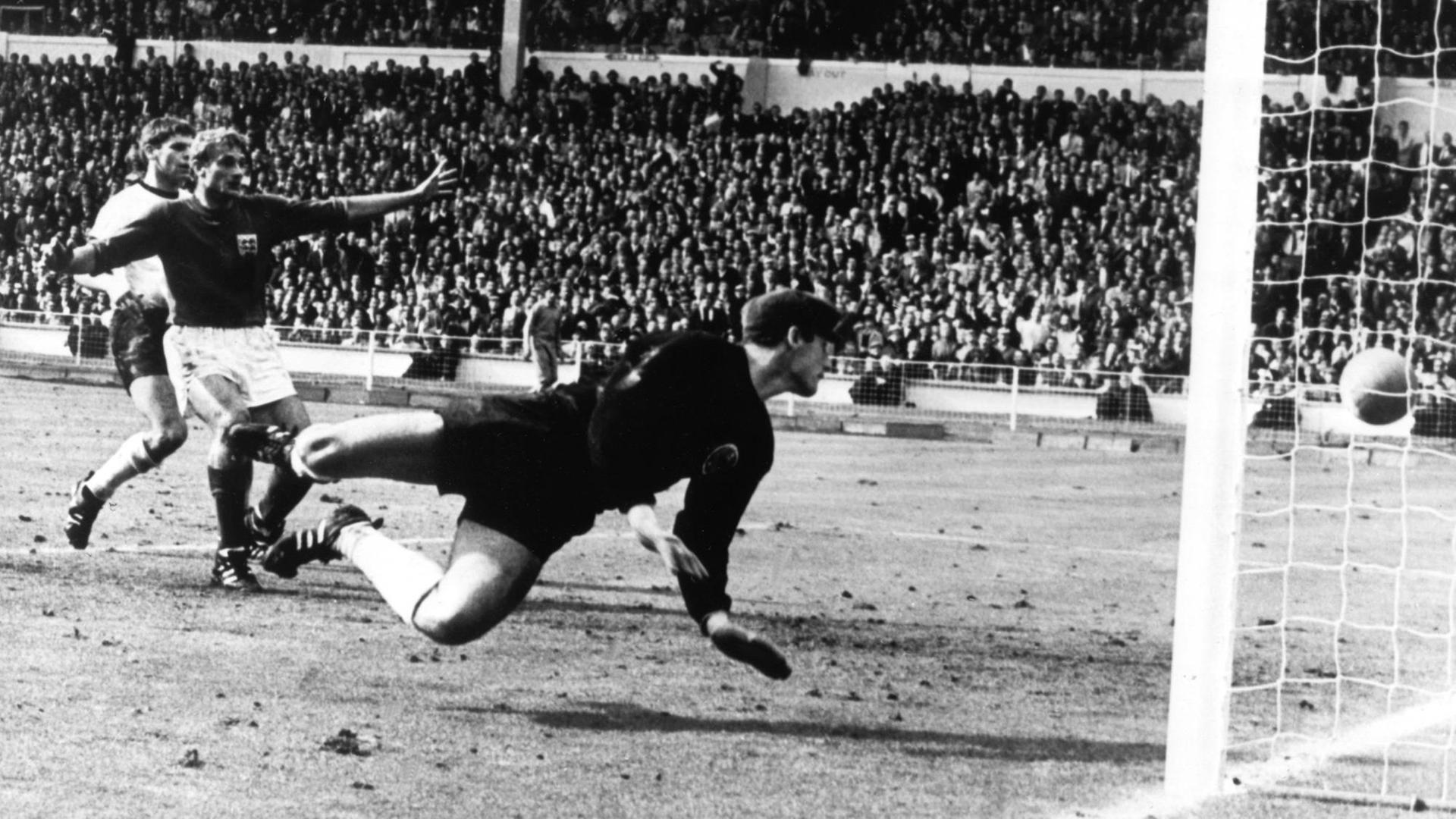 Das umstrittene Tor des englischen Stürmers Geoff Hurst (nicht im Bild) im Finale Deutschland gegen England bei der Fußball-WM 1966 am 30. Juli im Londoner Wembley-Stadion.