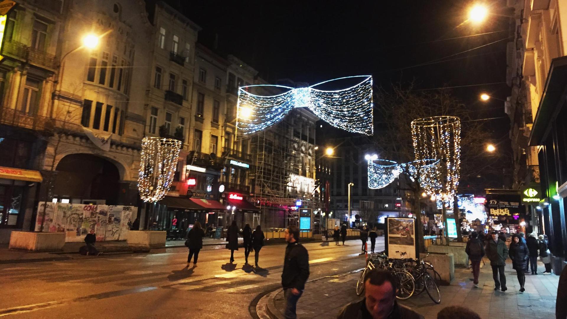 Zu sehen ist der Boulevard "Anspachlaan" im Herzen von Brüssel - mit kitschiger Beleuchtung.