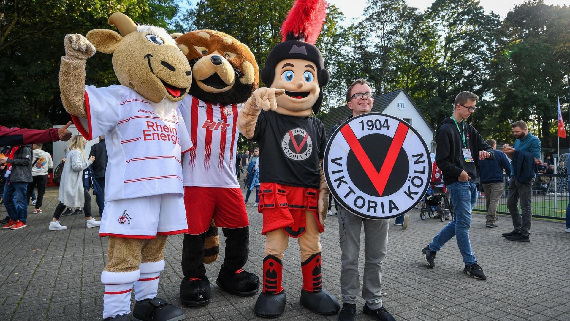 Die Maskottchen von Fortuna Köln, Viktoria Köln und dem 1. FC Köln beim Kölner Stadtturnier.