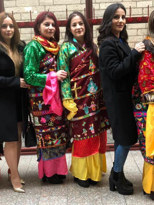 Die Frauen des Chores "Sonne der Aramäer" in Köln in traditionellen Gewändern