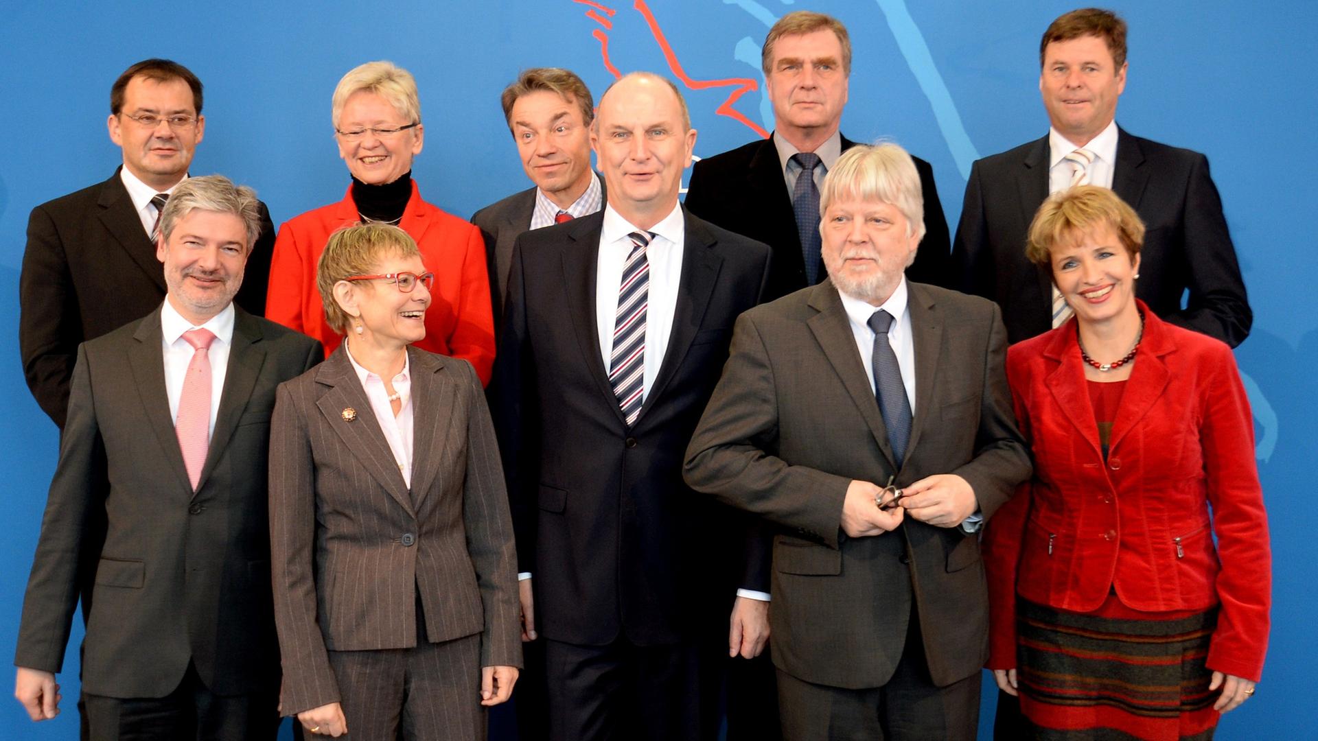 Der brandenburgische Ministerpräsident Dietmar Woidke (SPD, m.) und seine Minister