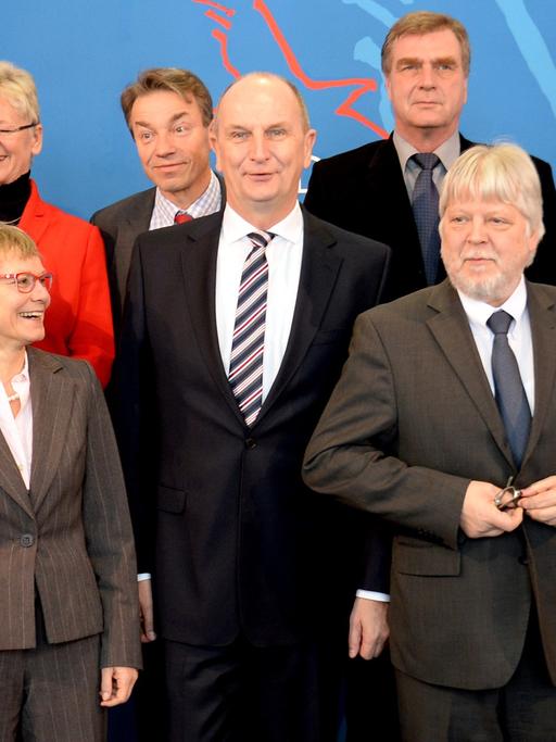 Der brandenburgische Ministerpräsident Dietmar Woidke (SPD, m.) und seine Minister