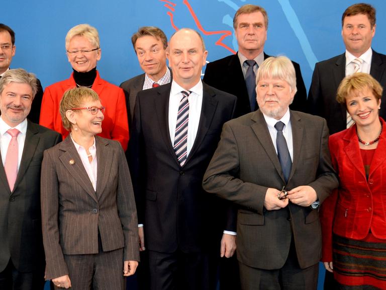 Der brandenburgische Ministerpräsident Dietmar Woidke (SPD, m.) und seine Minister