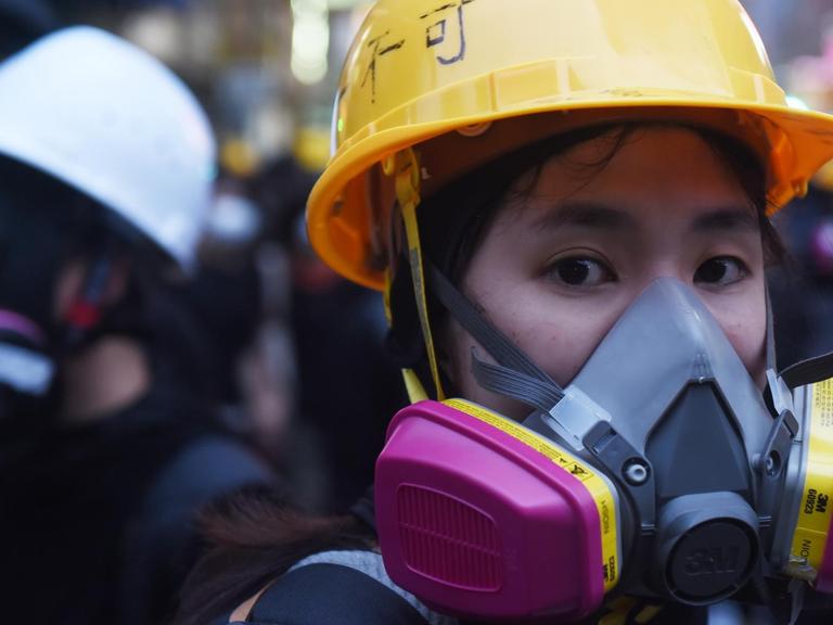 Eine Teilnehmerin der Anti-Regierungsdemonstrationen mit Gasmaske