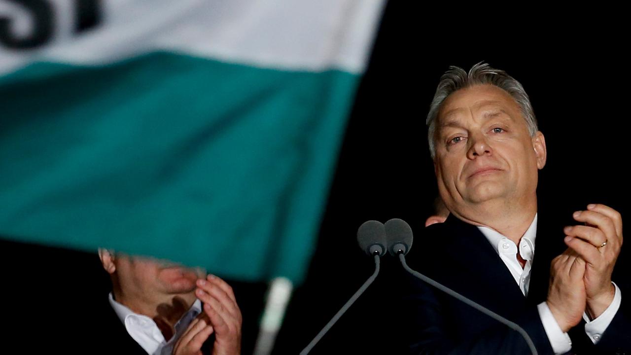 Ungarns Ministerpräsident Viktor Orban von der Fidesz-Partei beklatscht mit seinen Unterstützern die gewonnene Parlamentswahl im Jahr 2018.