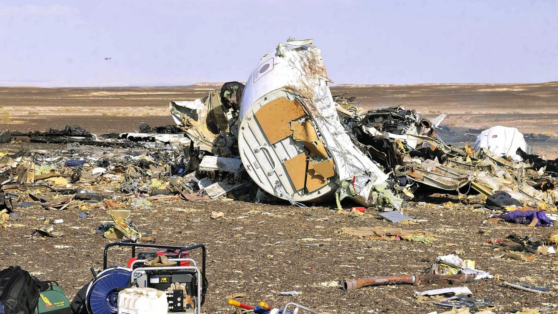 Trümmerteile des russischen Flugzeugs, das auf der Sinai-Halbinsel abgestürzt ist