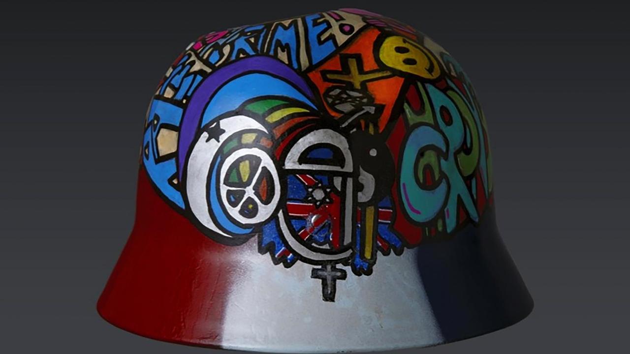 Ein Helm der Ausstellung "Diversity not Fascism" des Künstlers Manous Marzban.