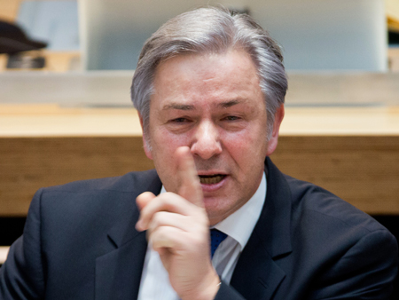 Berlins Regierender Bürgermeister Klaus Wowereit gestikuliert in einer Sitzung mit dem linken Zeigefinger.