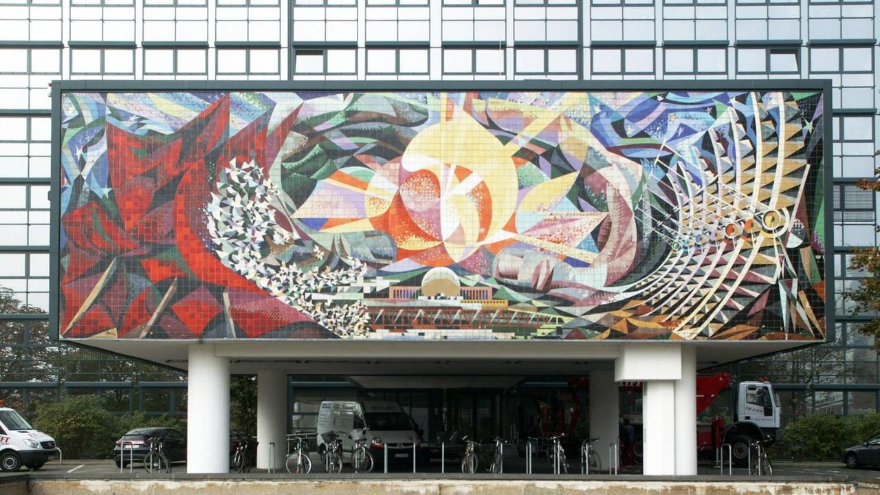 Ein Bürogebäude in Halle an der Saale mit einem Mosaik