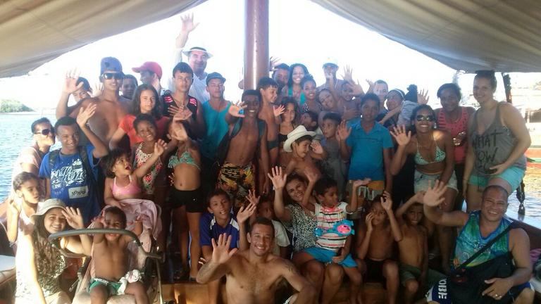 Waisenkinder aus dem Kinderheim Ampare dürfen auf Einladung des Campo Bahia an einer Bootsfahrt teilnehmen.
