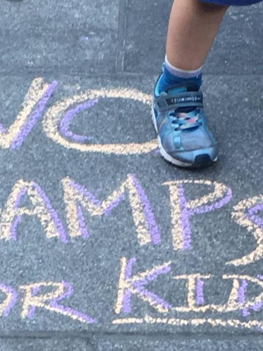 "No camps for kids": In den USA breiten sich Proteste gegen die Praxis der US-Regierung aus, Migranten-Kinder an der Grenze zu Mexiko von ihren Eltern zu trennen.