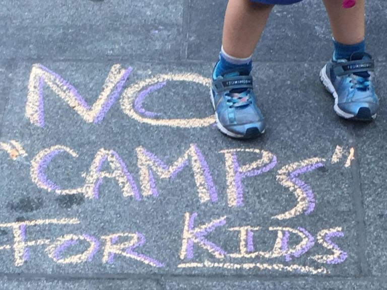 "No camps for kids": In den USA breiten sich Proteste gegen die Praxis der US-Regierung aus, Migranten-Kinder an der Grenze zu Mexiko von ihren Eltern zu trennen.