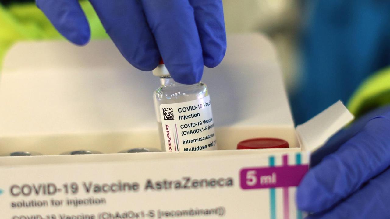 Ein Flaschchen des Covid-19-Impfstoffes von AstraZeneca wird aus der Verpackung genommen. Madrid, 27.02.2021.