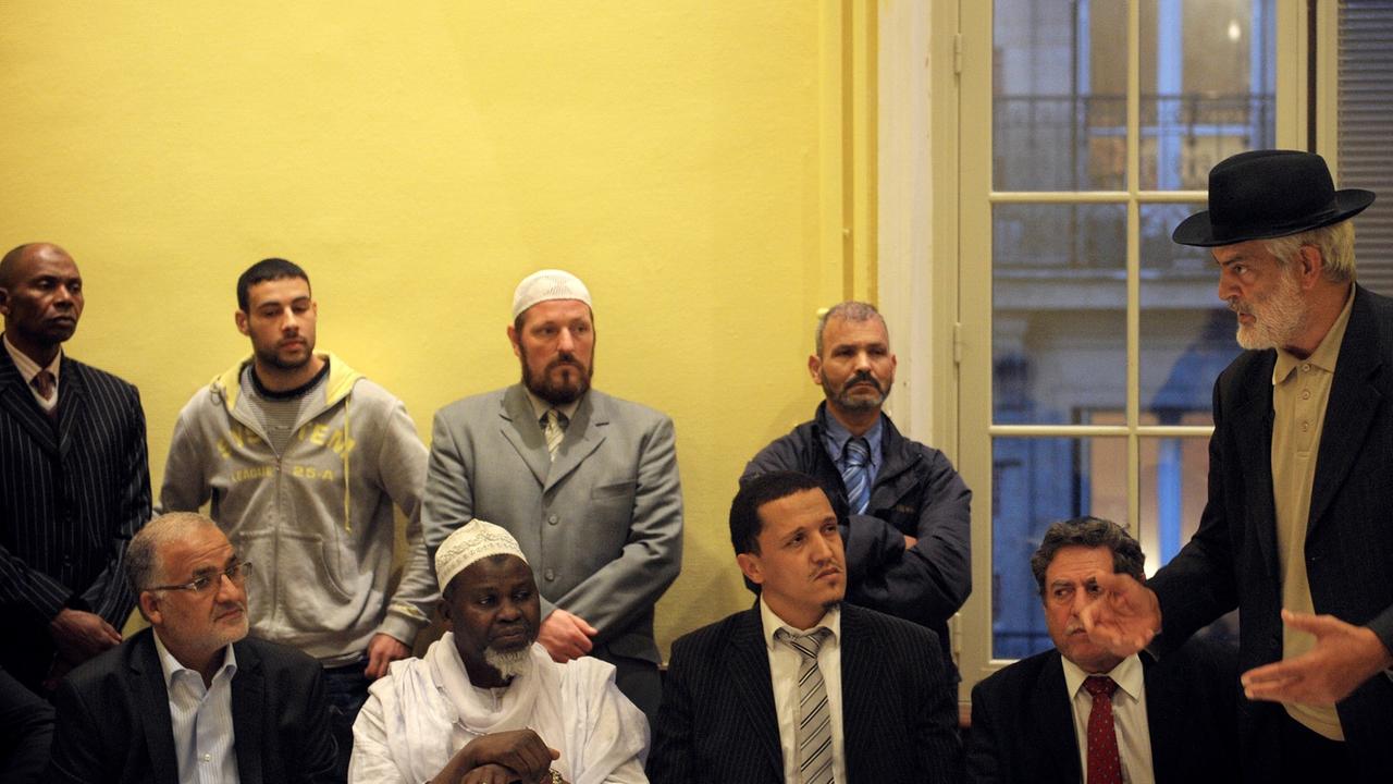 Der französische Rabbi Michel Serfaty (r.) im Gespräch mit Mitgliedern der Gemeinschaft der Muslime (communauté musulmane) des 19. Pariser Arrondissements (aufgenommen im September 2008).