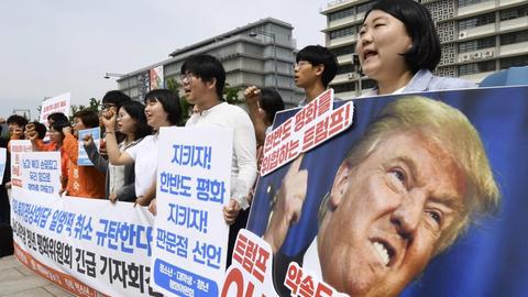 Menschen protestieren am 25. Mai 2018 vor der US-Botschaft in Seoul gegen der durch US-Präsident Trump abgesagten Nordkorea-Gipfel
