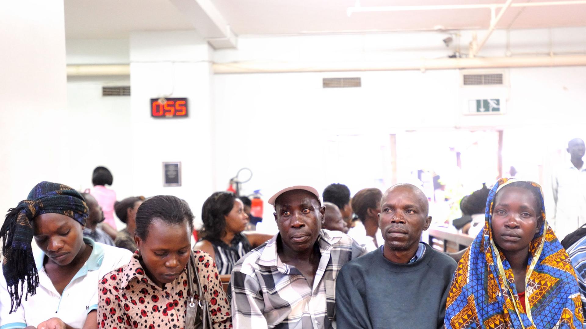 In der Klinik für Infektionskrankheiten im Mulago Krankenhaus in Kampala, Uganda, warten Patienten mit HIV-Erkrankung auf kostenlose Behandlung.
