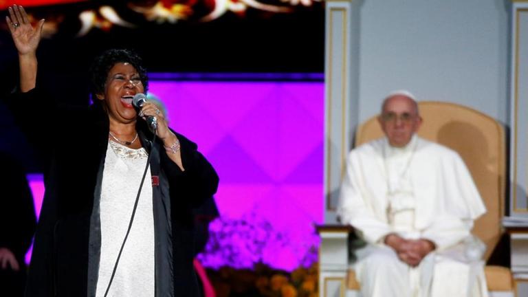 Papst Franziskus verfolgt den Auftritt von Aretha Franklin beim Welttreffen katholischer Familien in Philadelphia.