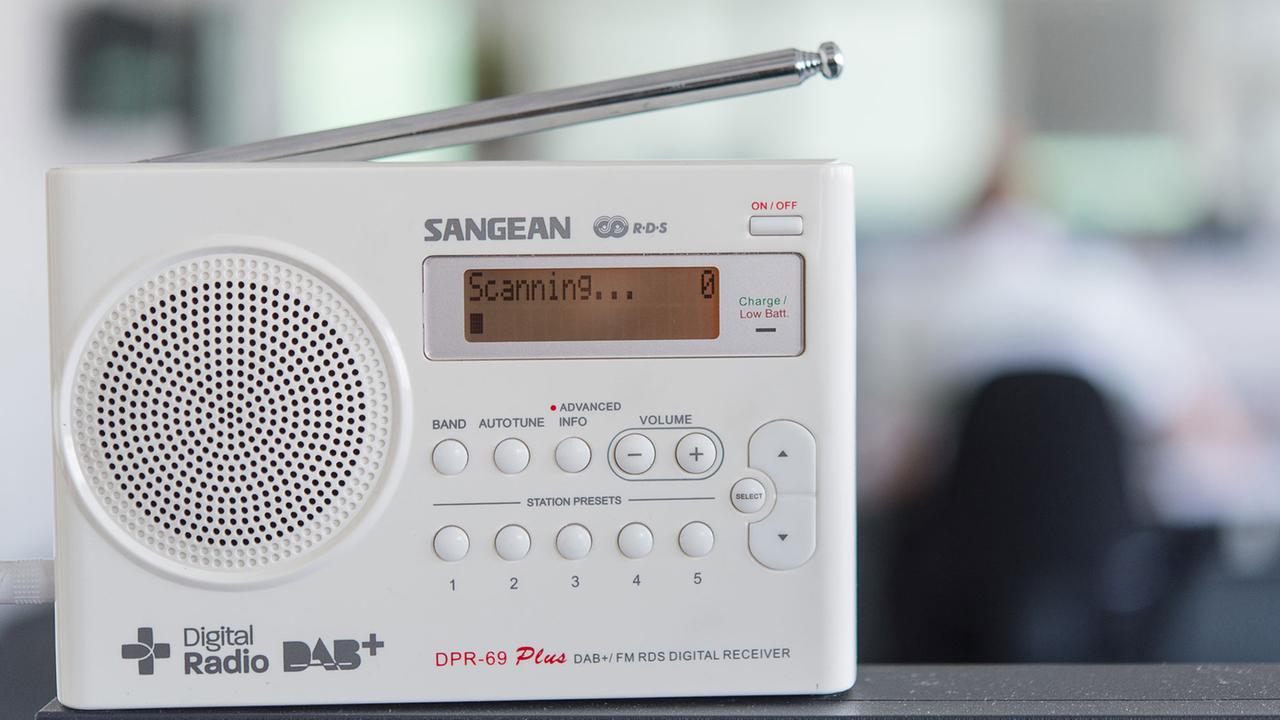 Ein digitaler Radioempfänger steht am 30.05.2016 in Hannover (Niedersachsen) in einem Büro.