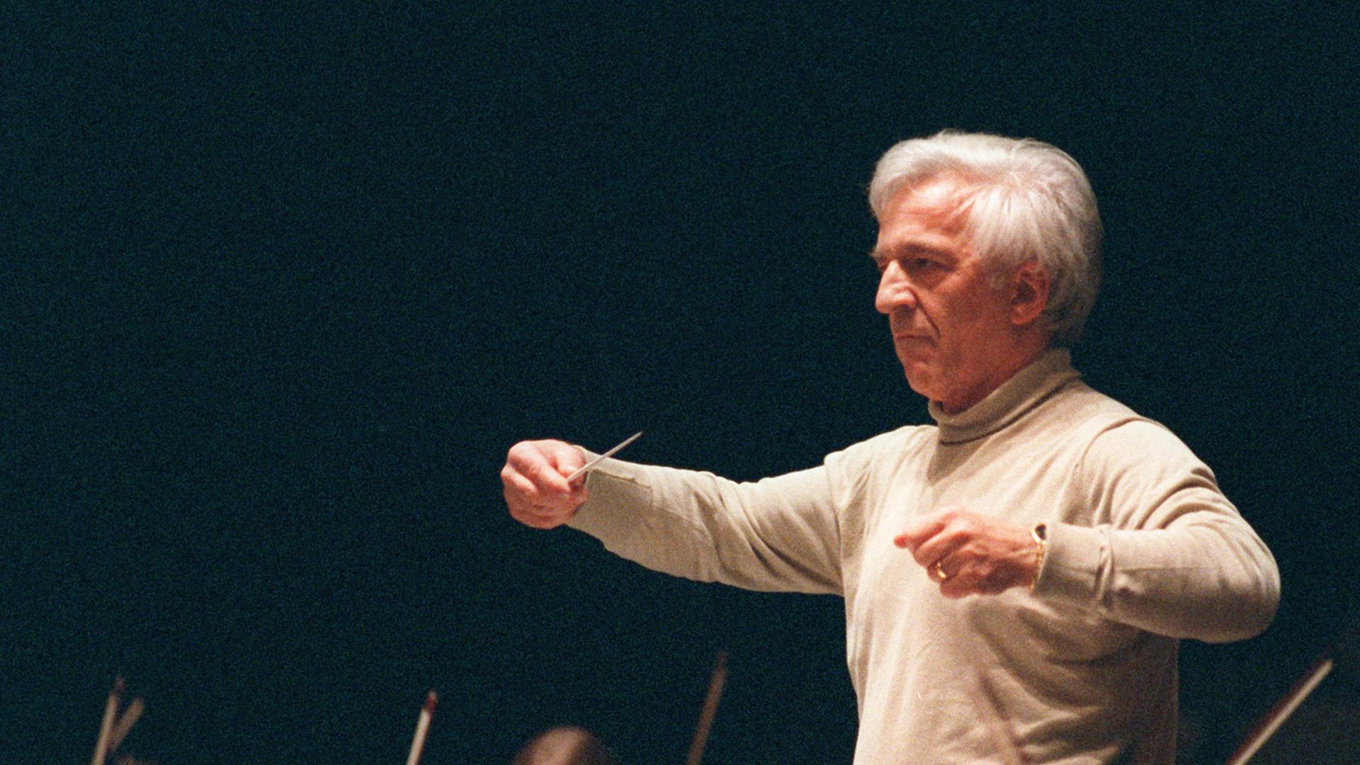 Der 1963 ausgebürgerte russische Pianist, Kammermusiker und Dirigent Vladimir Ashkenazy dirigiert 1999 das Deutsche Symphonie-Orchester Berlin im Forum Leverkusen.
