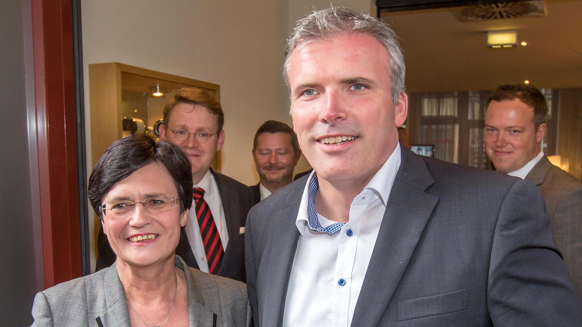 Thüringens Ministerpräsidentin Christine Lieberknecht (CDU) und Erfurts Oberbürgermeister Andreas Bausewein (SPD) stehen am 17.10.2014 zu Beginn der letzten vorgesehenen Sondierungsrunde zwischen beiden Parteien in Erfurt (Thüringen) nebeneinander.