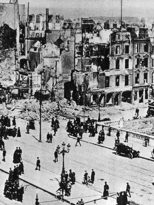 Irischer Osteraufstand 1916: Blick auf die O'Connel-Brücke in der Innenstadt von Dublin, wo die heftigsten Kämpfe zwischen den Aufständischen und den englischen Truppen tobten.