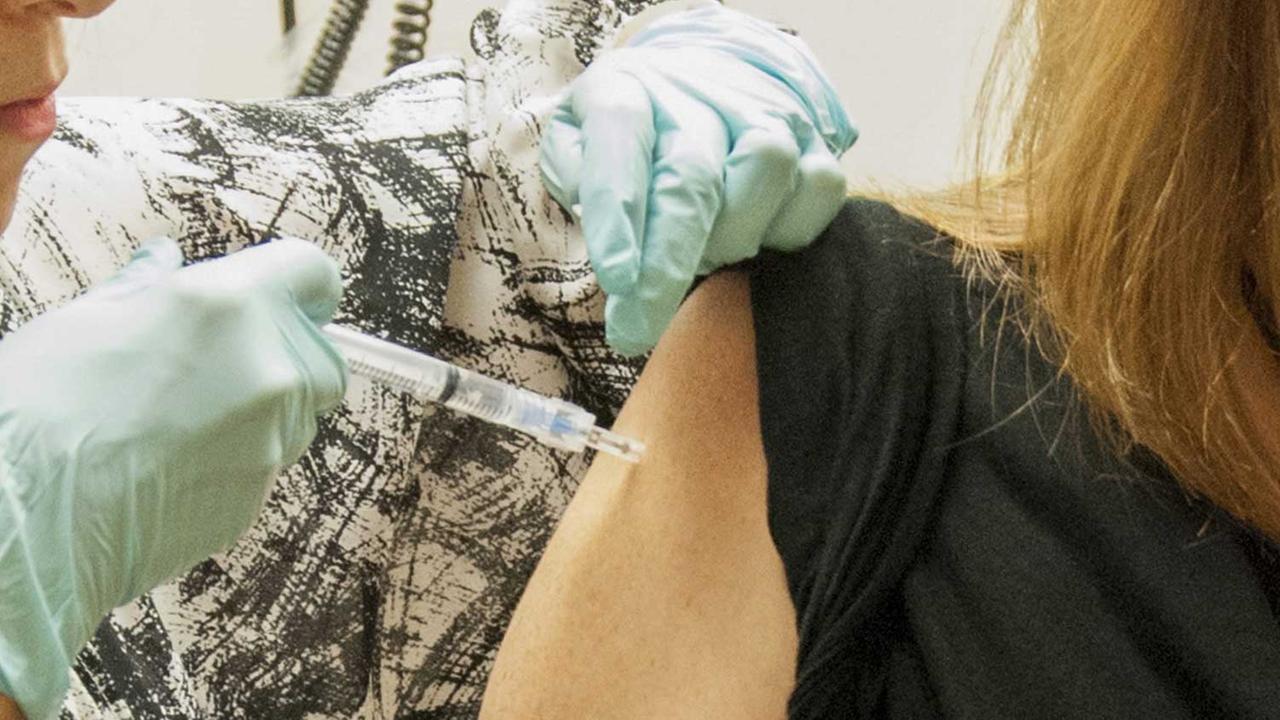Eine 39-jährige Patientin erhält eine Injektion des experimentellen Ebola-Impfstoffs VRC 207, der vom National Institute of Allergy and Infectious Diseases (NIAID) gemeinsam mit GlaxoSmithKline entwickelt wurde.