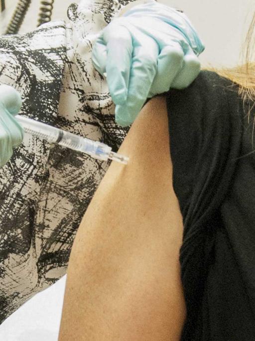Eine Patientin erhält eine Injektion eines Ebola-Impfstoffs