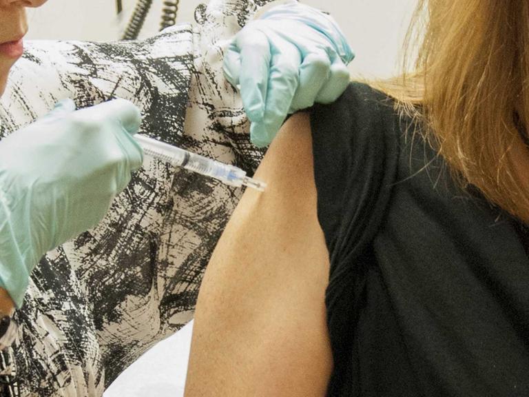 Eine Patientin erhält eine Injektion eines Ebola-Impfstoffs