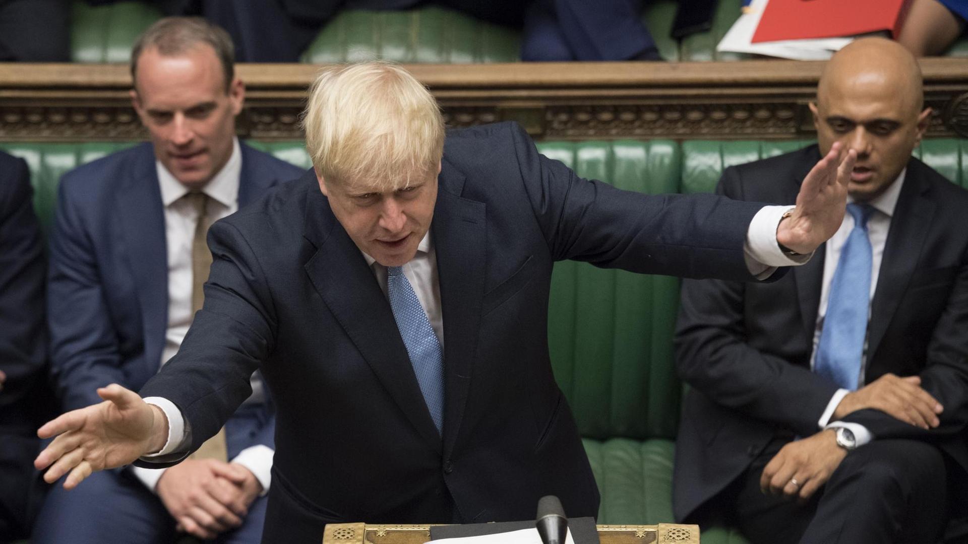 Das Foto zeigt den britischen Premier-Minister. Er heißt Boris Johnson.
