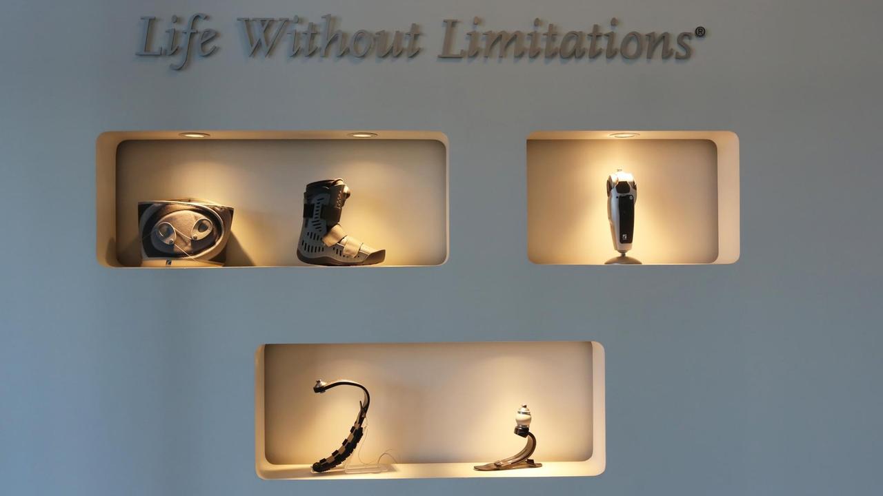 Bilder aus dem Eingangsbereich der Firma Össur, wo verschiedene Prothesen ausgestellt sind.