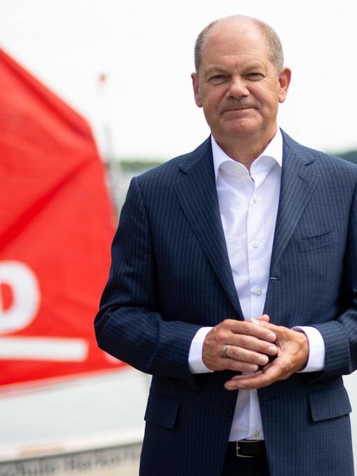 Olaf Scholz, Bundesfinanzminister und Kanzlerkandidat der SPD, steht am Ufer des Phönixsees in Dortmund
