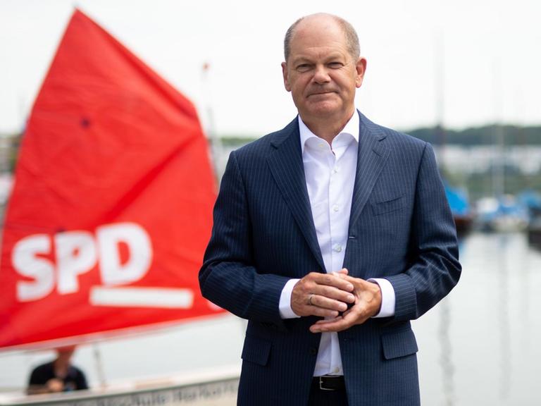 Olaf Scholz, Bundesfinanzminister und Kanzlerkandidat der SPD, steht am Ufer des Phönixsees in Dortmund