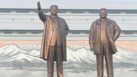 Die gigantisch großen Bronzestatuen von Staatsgründer Kim Il Sung (l) und seinem Sohn und Nachfolger Kim Jong Il in Pjöngjang.