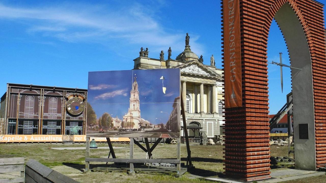 Eine Fotografie und ein Torbogen erinnern auf der Freifläche der ehemaligen Garnisonkirche an die Kirche in Potsdam.